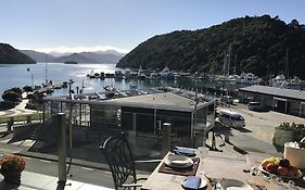 Oxley'S Waterfront Apartment